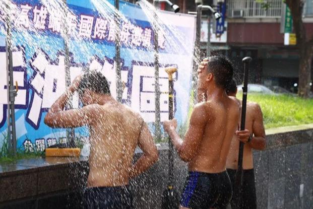 龙舟体育生的身材满屏都是男性荷尔蒙的味道 龙舟体育生的身材满屏都是男性荷尔蒙的味道