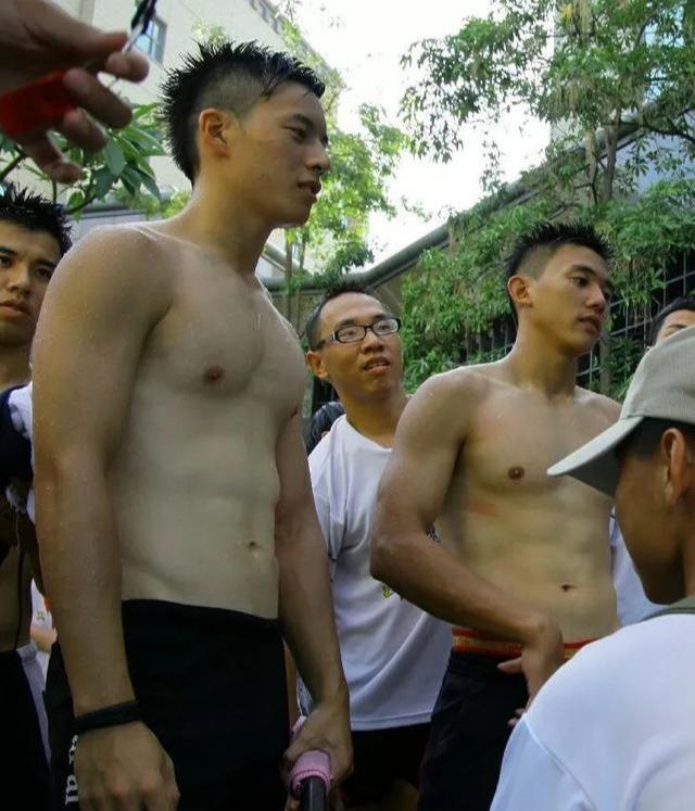 龙舟体育生的身材满屏都是男性荷尔蒙的味道 龙舟体育生的身材满屏都是男性荷尔蒙的味道