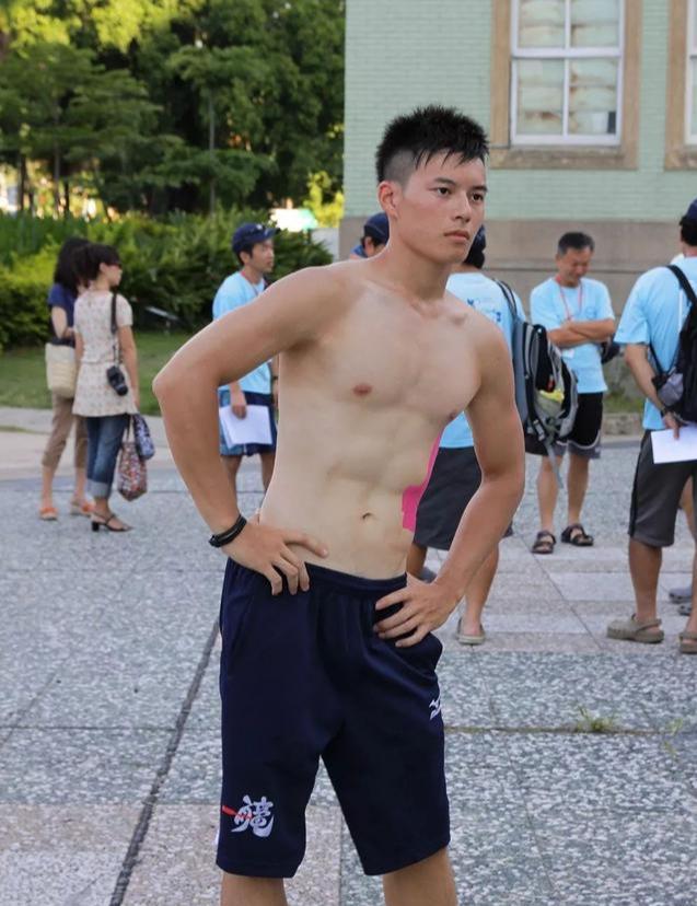 龙舟体育生的身材满屏都是男性荷尔蒙的味道 龙舟体育生的身材满屏都是男性荷尔蒙的味道