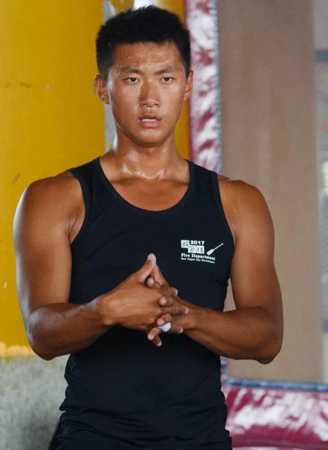 龙舟体育生的身材满屏都是男性荷尔蒙的味道 龙舟体育生的身材满屏都是男性荷尔蒙的味道