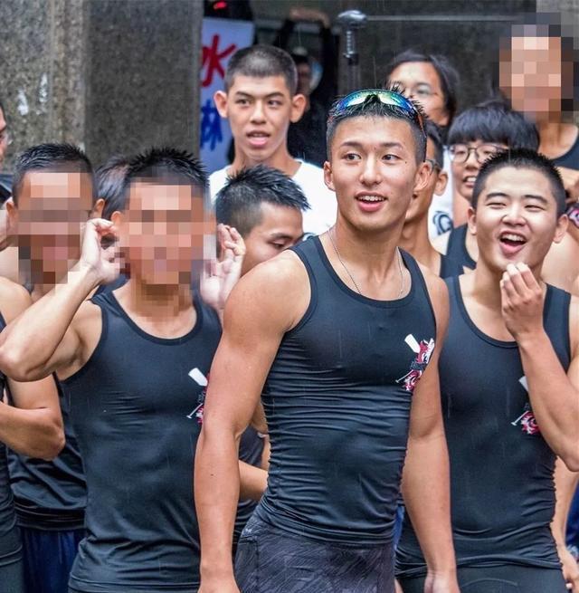 龙舟体育生的身材满屏都是男性荷尔蒙的味道 龙舟体育生的身材满屏都是男性荷尔蒙的味道