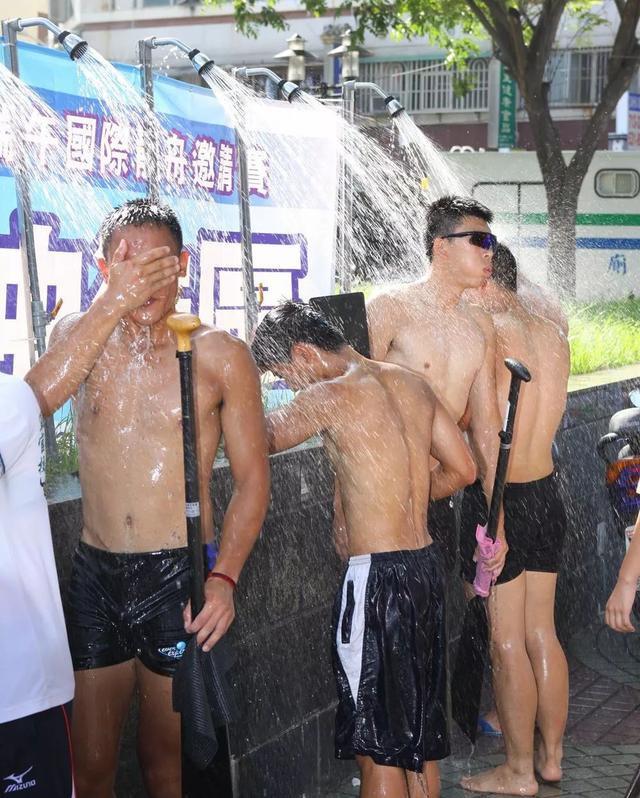 龙舟体育生的身材满屏都是男性荷尔蒙的味道 龙舟体育生的身材满屏都是男性荷尔蒙的味道