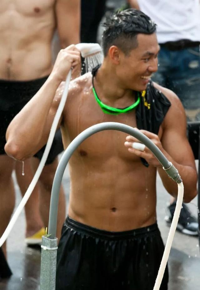 龙舟体育生的身材满屏都是男性荷尔蒙的味道 龙舟体育生的身材满屏都是男性荷尔蒙的味道