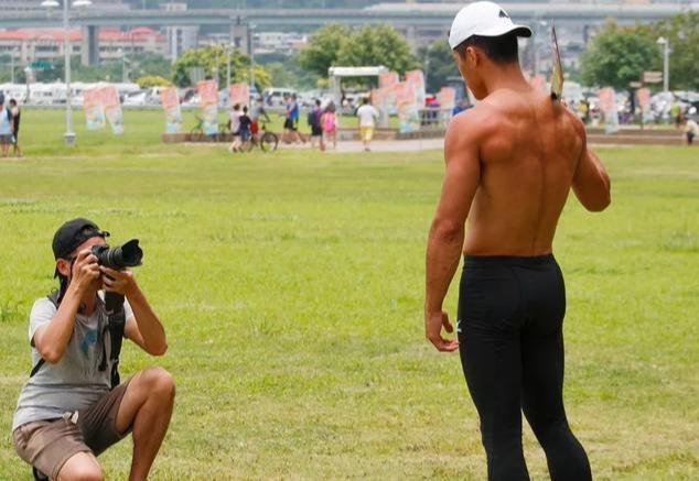 龙舟体育生的身材满屏都是男性荷尔蒙的味道 龙舟体育生的身材满屏都是男性荷尔蒙的味道