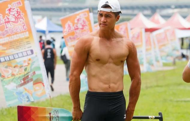 龙舟体育生的身材满屏都是男性荷尔蒙的味道 龙舟体育生的身材满屏都是男性荷尔蒙的味道