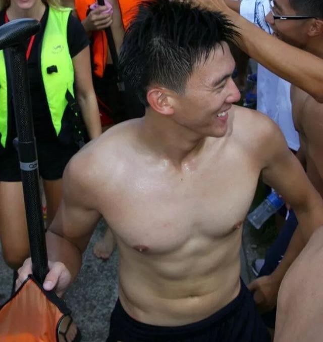 龙舟体育生的身材满屏都是男性荷尔蒙的味道 龙舟体育生的身材满屏都是男性荷尔蒙的味道