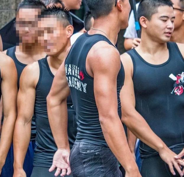 龙舟体育生的身材满屏都是男性荷尔蒙的味道 龙舟体育生的身材满屏都是男性荷尔蒙的味道