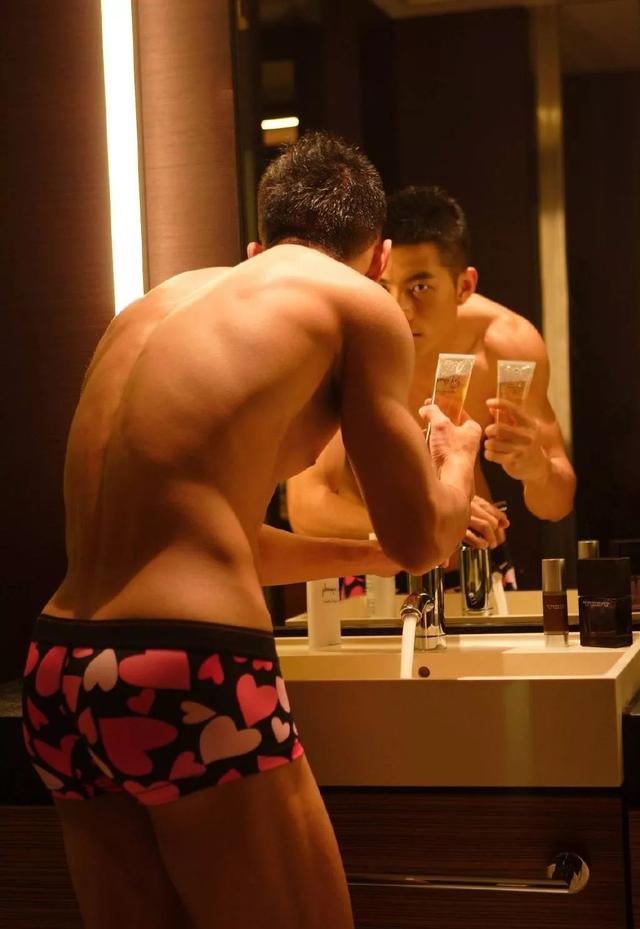 曾经红极一时的亚洲先生朱晓辉,如今身材怎么样了? 曾经红极一时的亚洲先生朱晓辉,如今身材怎么样了?