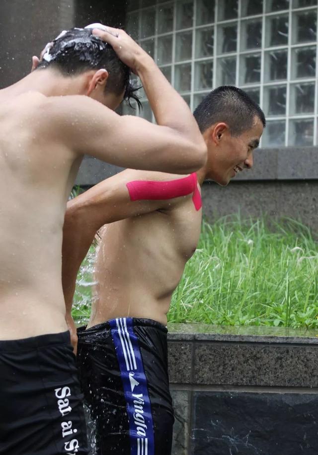 龙舟体育生的身材满屏都是男性荷尔蒙的味道 龙舟体育生的身材满屏都是男性荷尔蒙的味道