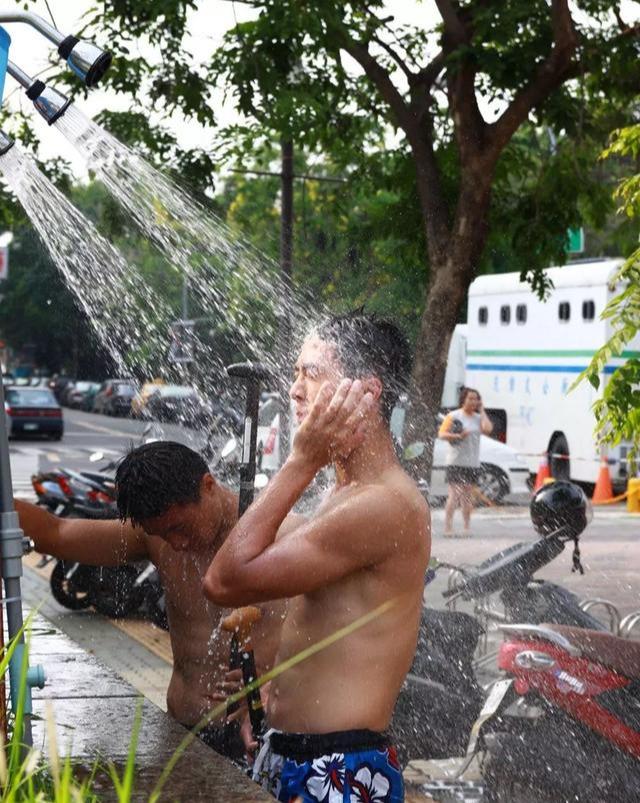 龙舟体育生的身材满屏都是男性荷尔蒙的味道 龙舟体育生的身材满屏都是男性荷尔蒙的味道