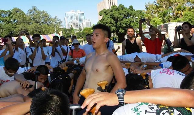 龙舟体育生的身材满屏都是男性荷尔蒙的味道 龙舟体育生的身材满屏都是男性荷尔蒙的味道