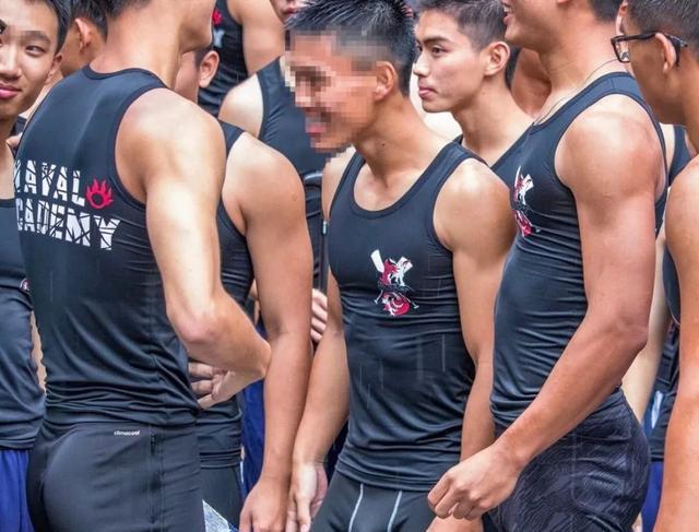 龙舟体育生的身材满屏都是男性荷尔蒙的味道 龙舟体育生的身材满屏都是男性荷尔蒙的味道