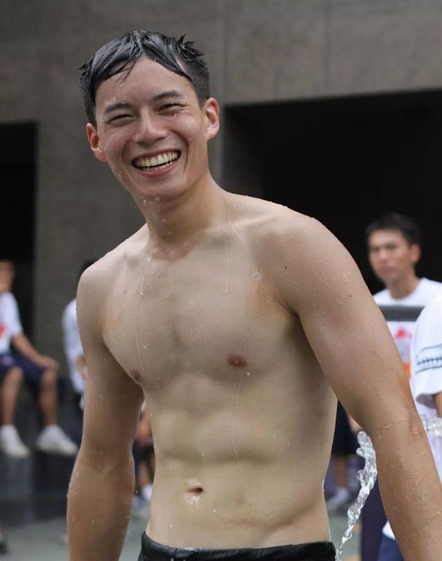 龙舟体育生的身材满屏都是男性荷尔蒙的味道 龙舟体育生的身材满屏都是男性荷尔蒙的味道