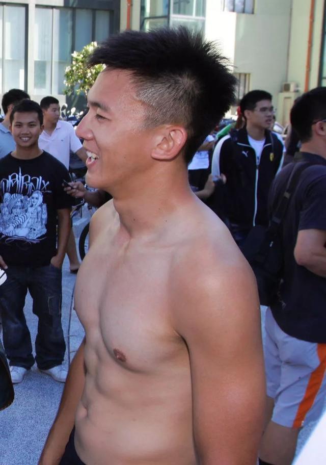 龙舟体育生的身材满屏都是男性荷尔蒙的味道 龙舟体育生的身材满屏都是男性荷尔蒙的味道