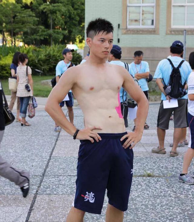 龙舟体育生的身材满屏都是男性荷尔蒙的味道 龙舟体育生的身材满屏都是男性荷尔蒙的味道