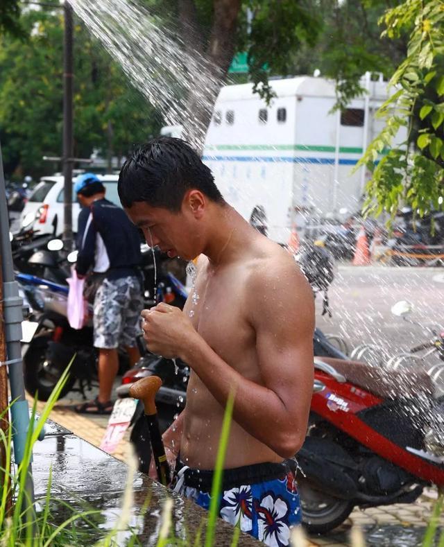 龙舟体育生的身材满屏都是男性荷尔蒙的味道 龙舟体育生的身材满屏都是男性荷尔蒙的味道