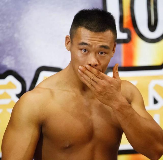 龙舟体育生的身材满屏都是男性荷尔蒙的味道 龙舟体育生的身材满屏都是男性荷尔蒙的味道