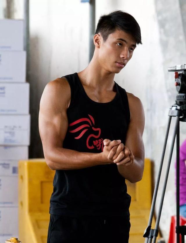 龙舟体育生的身材满屏都是男性荷尔蒙的味道 龙舟体育生的身材满屏都是男性荷尔蒙的味道