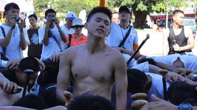 龙舟体育生的身材满屏都是男性荷尔蒙的味道 龙舟体育生的身材满屏都是男性荷尔蒙的味道