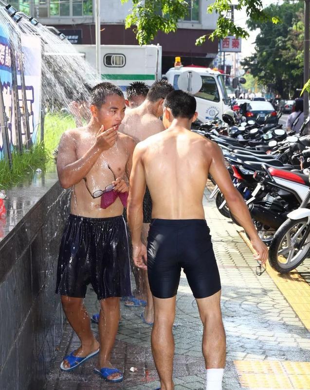 龙舟体育生的身材满屏都是男性荷尔蒙的味道 龙舟体育生的身材满屏都是男性荷尔蒙的味道