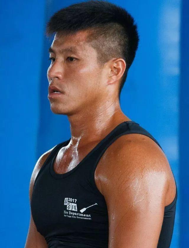 龙舟体育生的身材满屏都是男性荷尔蒙的味道 龙舟体育生的身材满屏都是男性荷尔蒙的味道