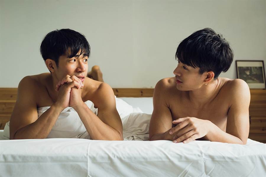 大尺度解放奶头!男星抢进写真市场尬出新高度 大尺度解放奶头!男星抢进写真市场尬出新高度