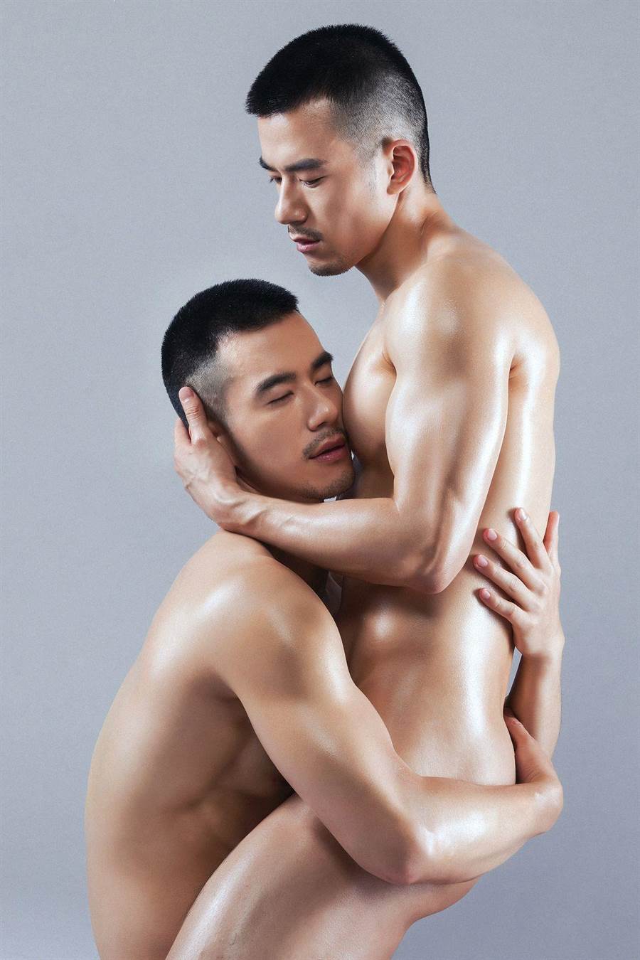 大尺度解放奶头!男星抢进写真市场尬出新高度 大尺度解放奶头!男星抢进写真市场尬出新高度