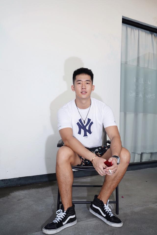 192CM的帅气篮球体育生,转做时尚博主 192CM的帅气篮球体育生,转做时尚博主