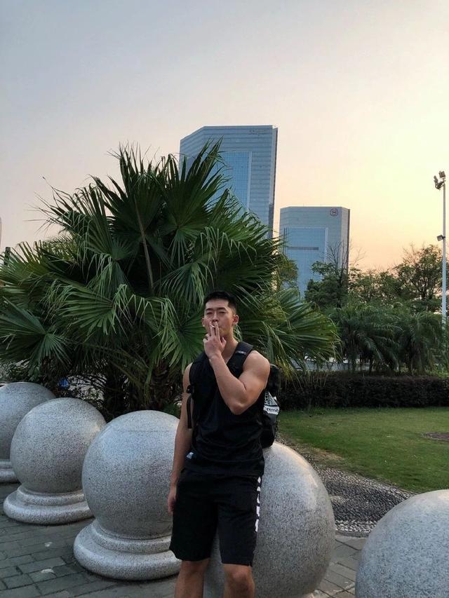 192CM的帅气篮球体育生,转做时尚博主 192CM的帅气篮球体育生,转做时尚博主