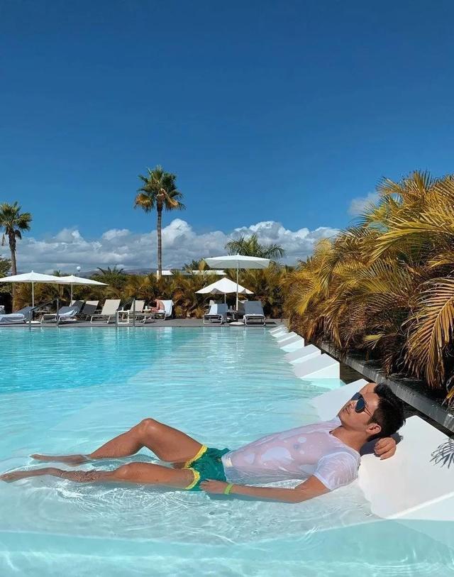 曾被疯传小视频的男模李小兵，发与男友甜蜜照秀恩爱