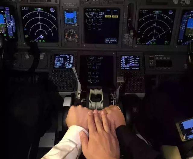 185CM飞行员男人味十足,是你想要这样的男友吧 185CM飞行员男人味十足,是你想要这样的男友吧