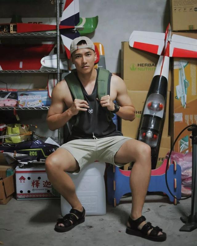 男模刘雨凯这身材也太性感太诱惑了吧 男模刘雨凯这身材也太性感太诱惑了吧