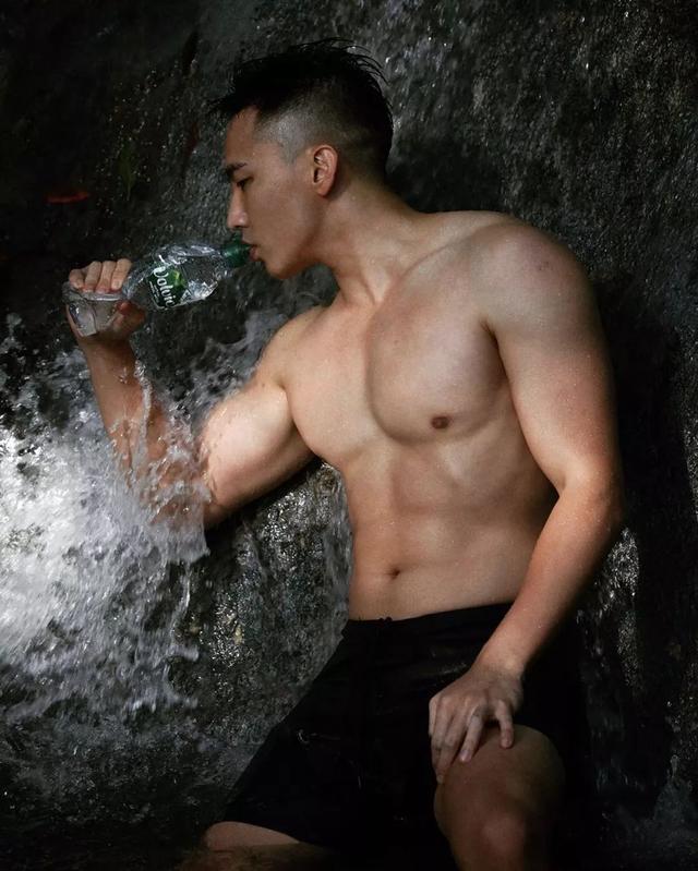 男模刘雨凯这身材也太性感太诱惑了吧 男模刘雨凯这身材也太性感太诱惑了吧