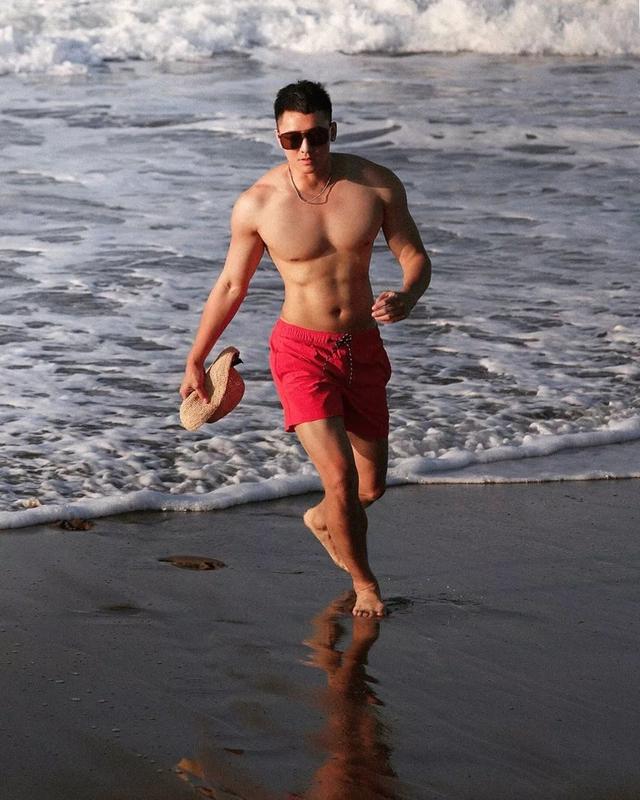 男模刘雨凯这身材也太性感太诱惑了吧 男模刘雨凯这身材也太性感太诱惑了吧