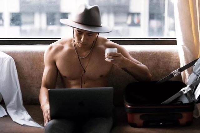 男模刘雨凯这身材也太性感太诱惑了吧 男模刘雨凯这身材也太性感太诱惑了吧