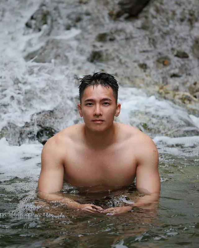 男模刘雨凯这身材也太性感太诱惑了吧 男模刘雨凯这身材也太性感太诱惑了吧