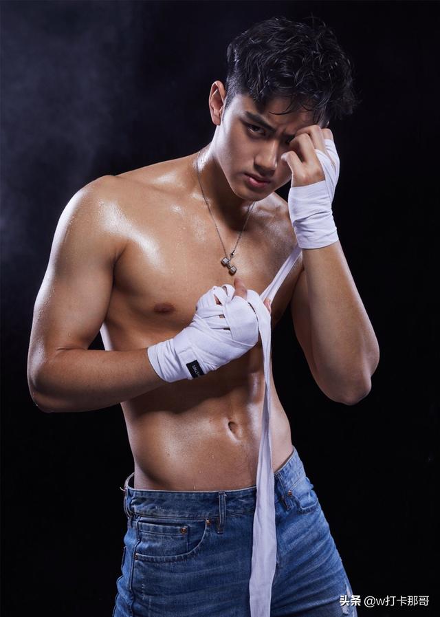 剧中鲜少人关注的他,没想到身材这么有型 剧中鲜少人关注的他,没想到身材这么有型