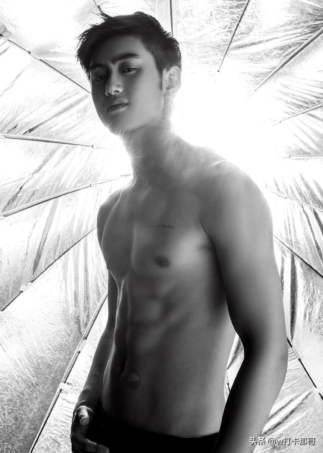 剧中鲜少人关注的他,没想到身材这么有型 剧中鲜少人关注的他,没想到身材这么有型