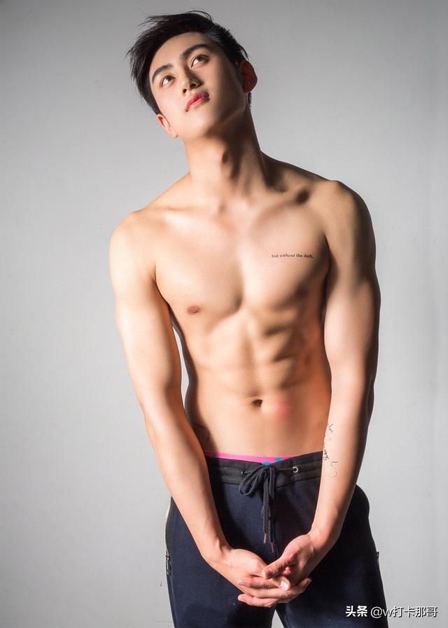 剧中鲜少人关注的他,没想到身材这么有型 剧中鲜少人关注的他,没想到身材这么有型