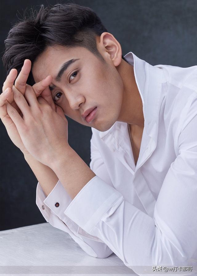 剧中鲜少人关注的他,没想到身材这么有型 剧中鲜少人关注的他,没想到身材这么有型