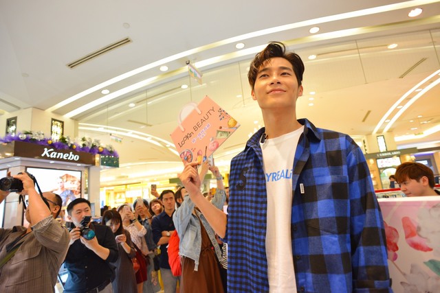 宋纬恩一日店长吸人气 粉丝零距离摸偶像:好in喔 宋纬恩一日店长吸人气 粉丝零距离摸偶像:好in喔