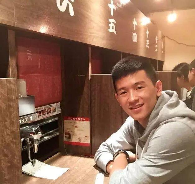 爱健身的185cm帅哥,认真修车的样子太帅了 爱健身的185cm帅哥,认真修车的样子太帅了