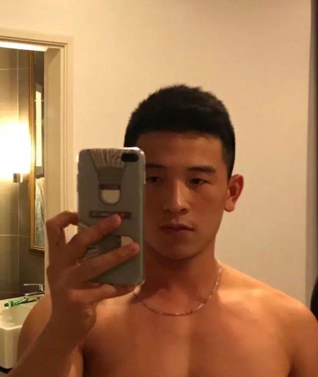 爱健身的185cm帅哥,认真修车的样子太帅了 爱健身的185cm帅哥,认真修车的样子太帅了