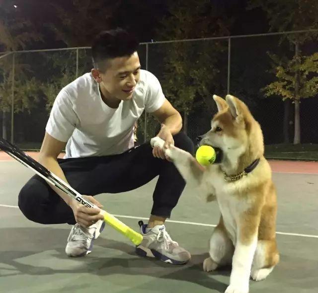 爱健身的185cm帅哥,认真修车的样子太帅了 爱健身的185cm帅哥,认真修车的样子太帅了