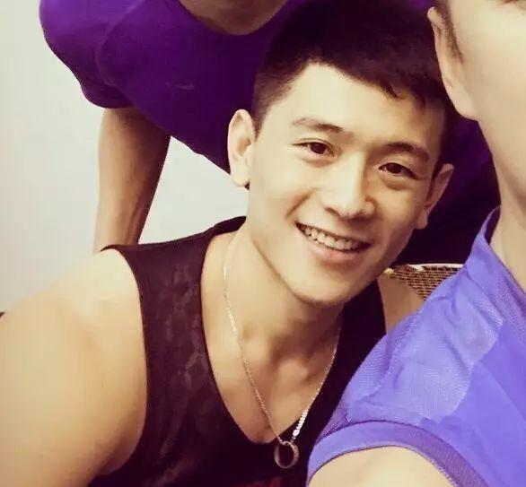 爱健身的185cm帅哥,认真修车的样子太帅了 爱健身的185cm帅哥,认真修车的样子太帅了