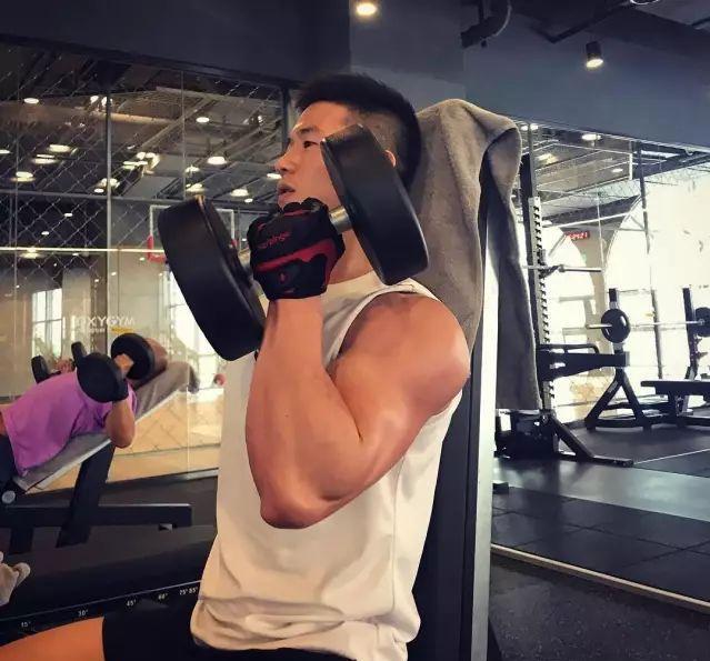 爱健身的185cm帅哥,认真修车的样子太帅了 爱健身的185cm帅哥,认真修车的样子太帅了