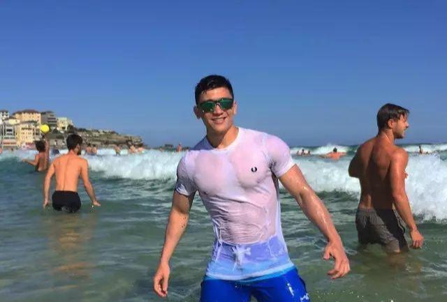 爱健身的185cm帅哥,认真修车的样子太帅了 爱健身的185cm帅哥,认真修车的样子太帅了