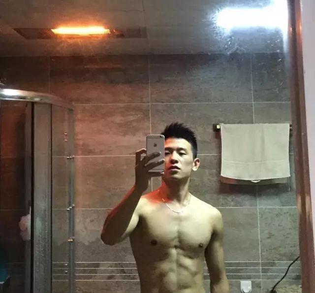 爱健身的185cm帅哥,认真修车的样子太帅了 爱健身的185cm帅哥,认真修车的样子太帅了