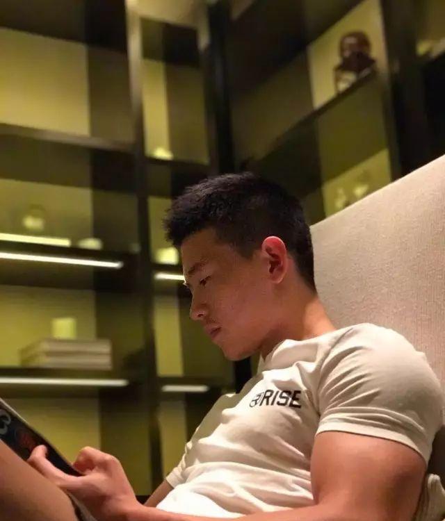 爱健身的185cm帅哥,认真修车的样子太帅了 爱健身的185cm帅哥,认真修车的样子太帅了