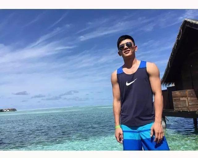 爱健身的185cm帅哥,认真修车的样子太帅了 爱健身的185cm帅哥,认真修车的样子太帅了